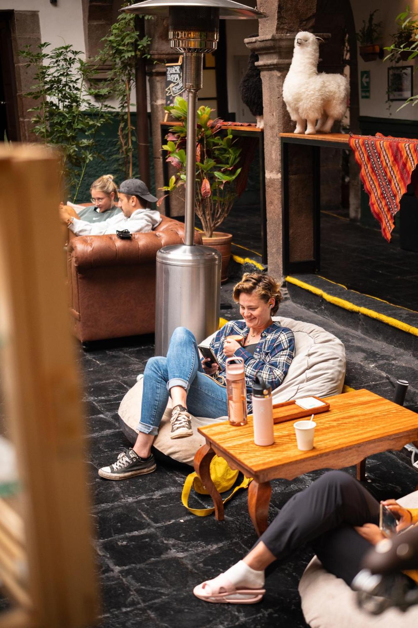 Black Llama Hostel クスコ エクステリア 写真