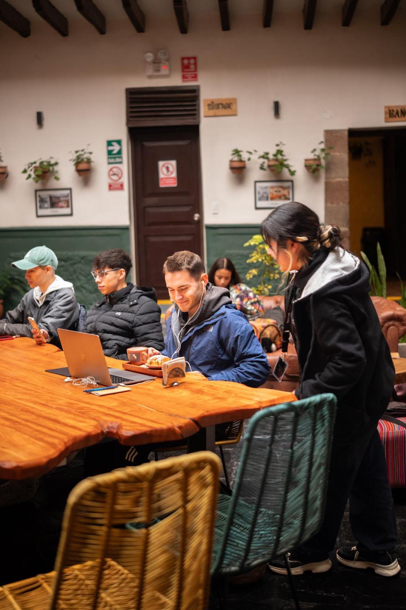 Black Llama Hostel クスコ エクステリア 写真