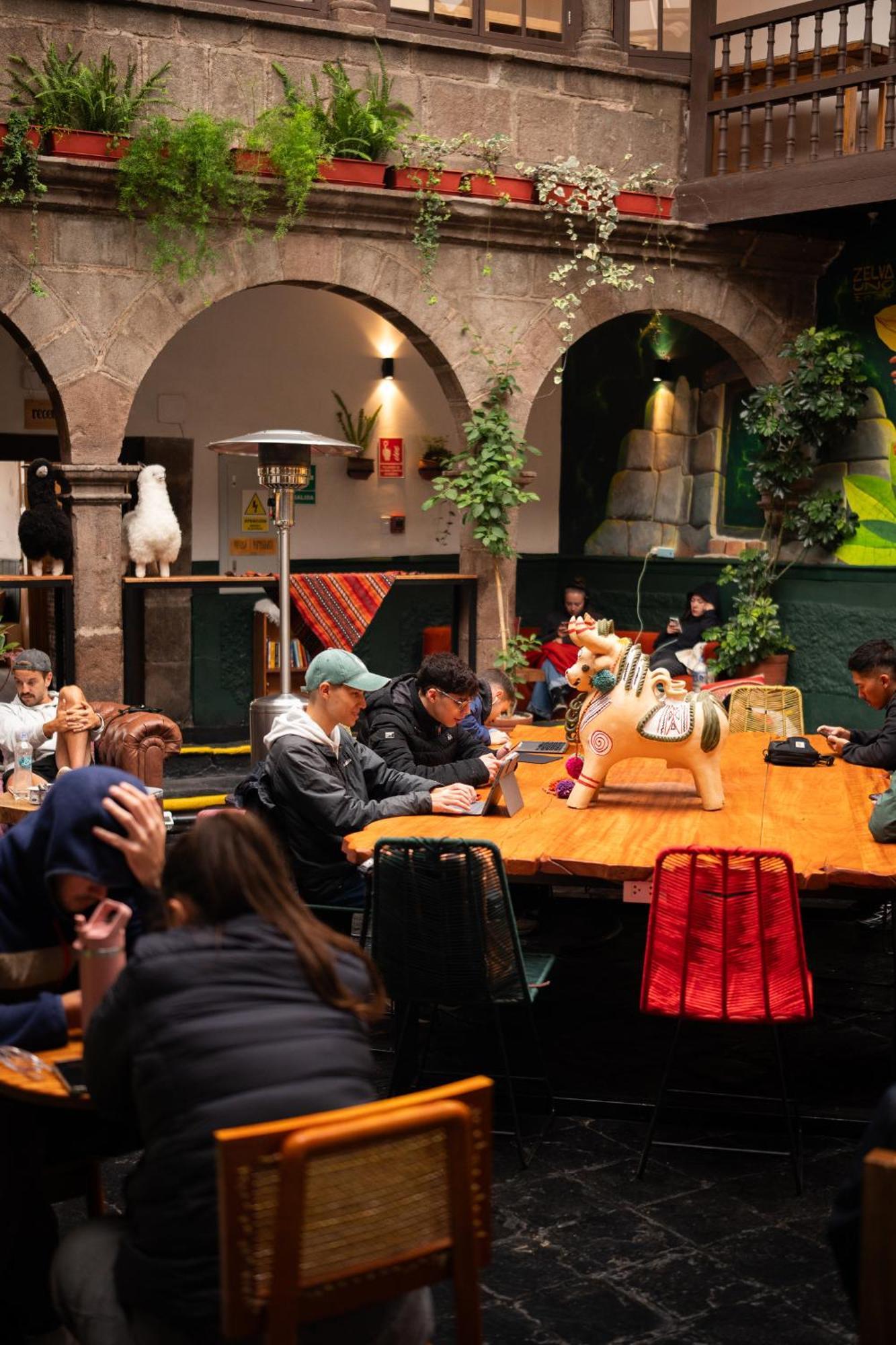 Black Llama Hostel クスコ エクステリア 写真